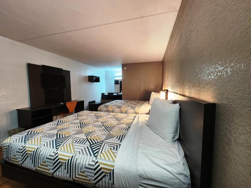 Queen Room with Two Queen Beds - Non-Smoking image 4