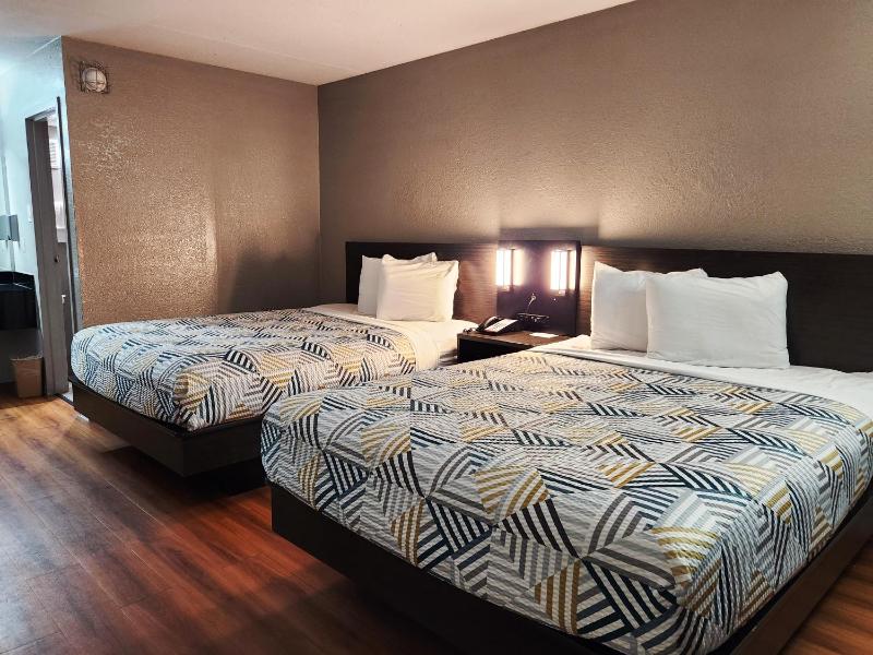 Queen Room with Two Queen Beds - Non-Smoking image 2