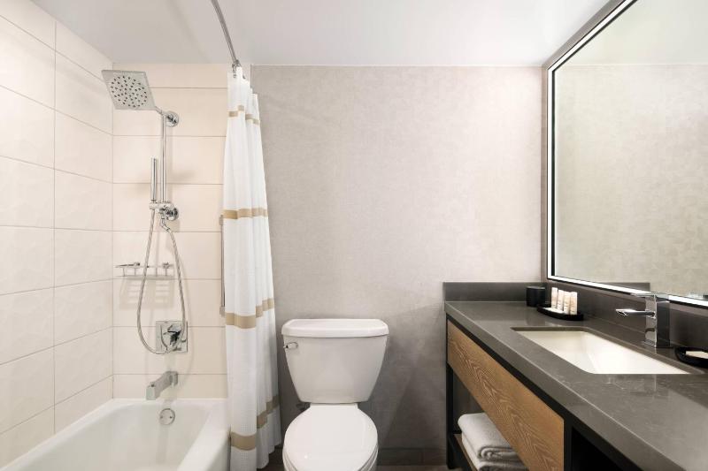 Deluxe King Room with Sofa Bed - Tower image 3