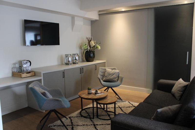 Superior Family Room image 1