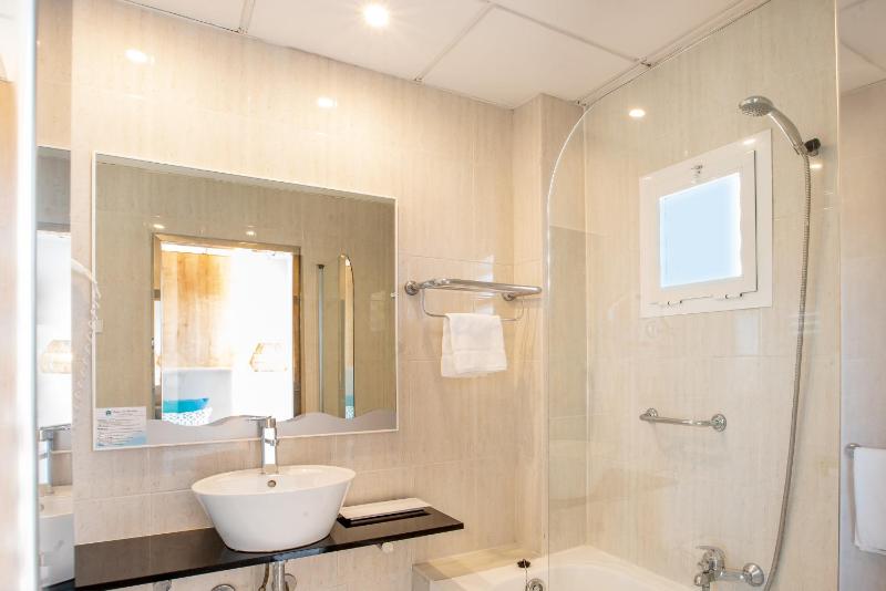 Deluxe Double Room with Side Sea View image 3