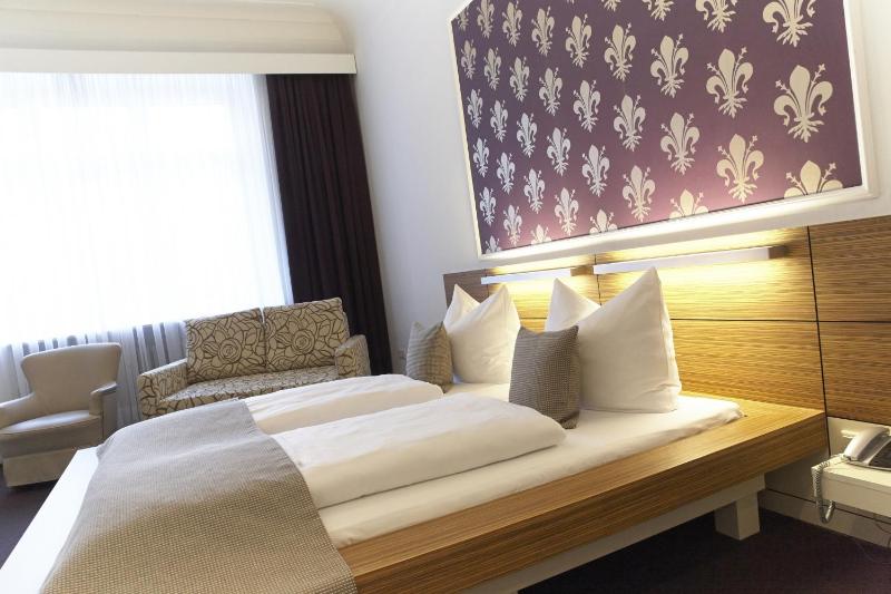 Standard Triple Room image 2
