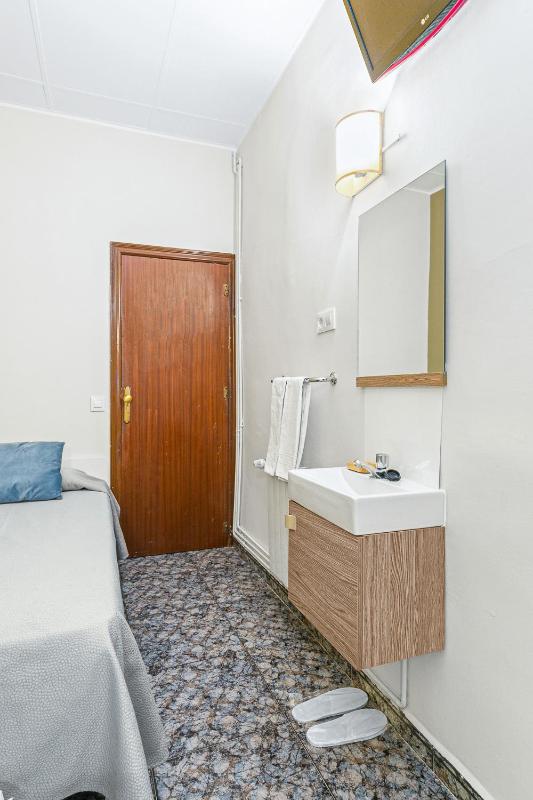 Twin Room with Shared Bathroom image 2