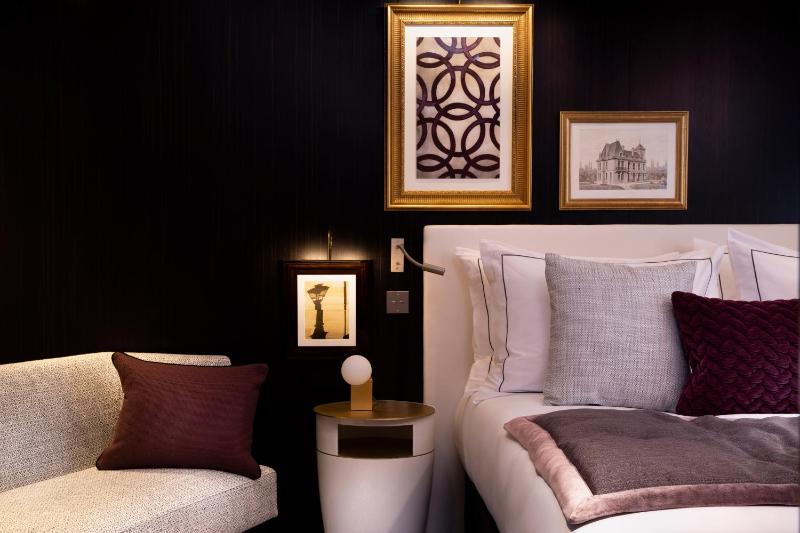 Boutique Room with Eiffel Tower View image 4