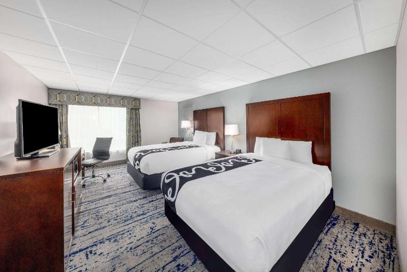 Queen Room with Two Queen Beds - Non-Smoking image 3