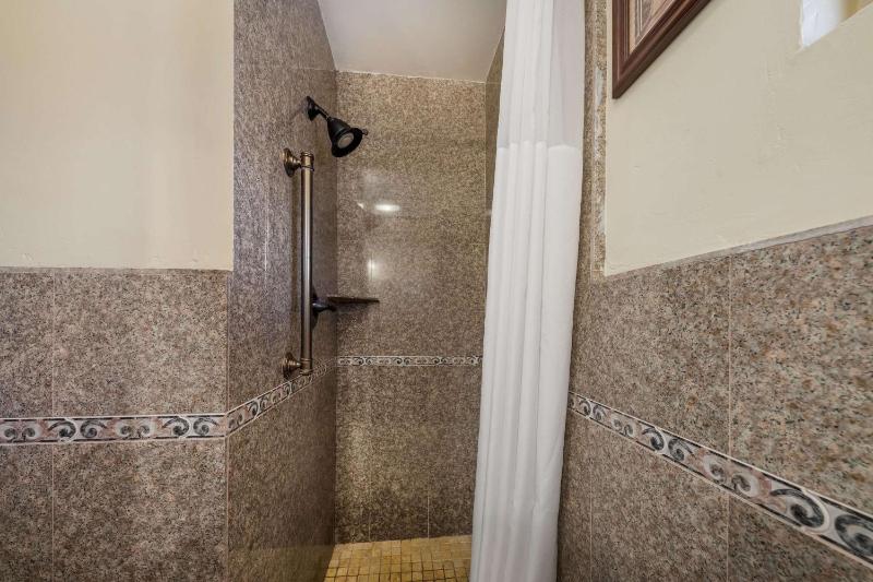 King Room - Non-Smoking image 2