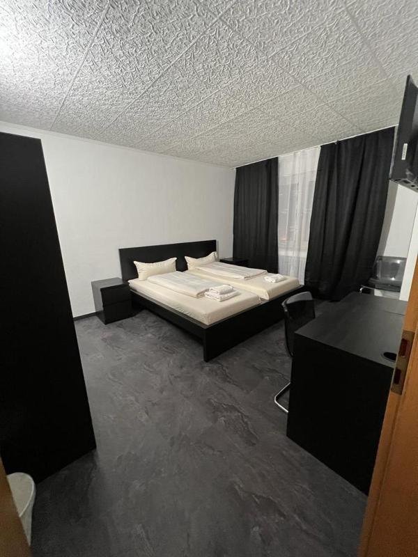 Standard Twin Room image 3