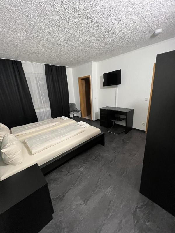 Standard Twin Room image 1