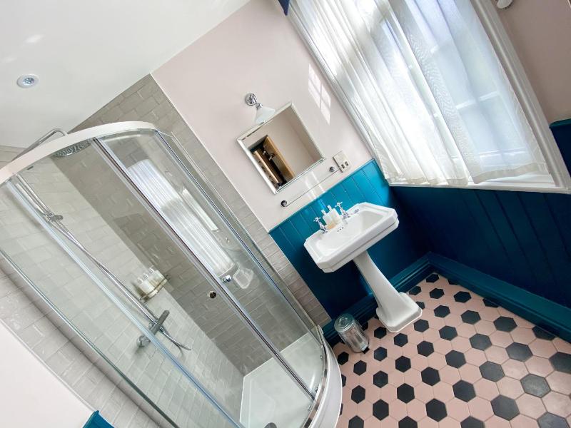 Standard Double Room image 3