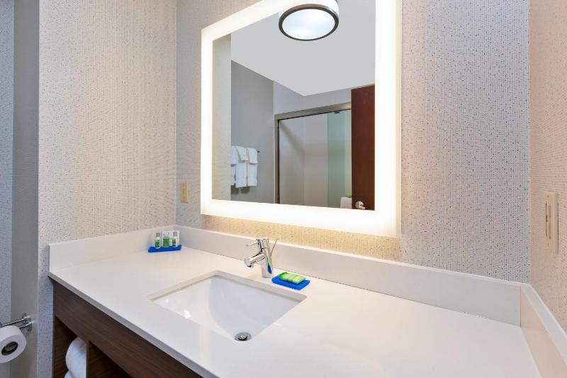 Queen Room with Two Queen Beds - Hearing Accessible/Non-Smoking image 3