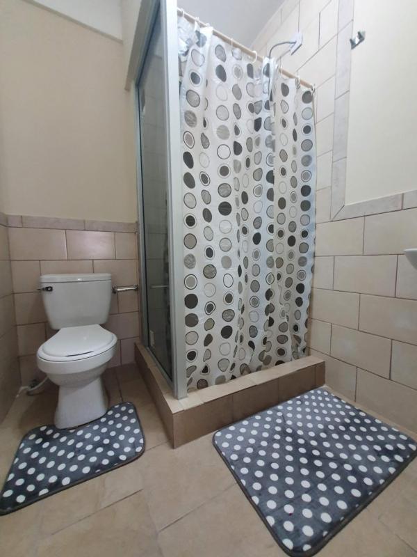 Lovely 2 Bedroom Apartment with shared pool - image 15