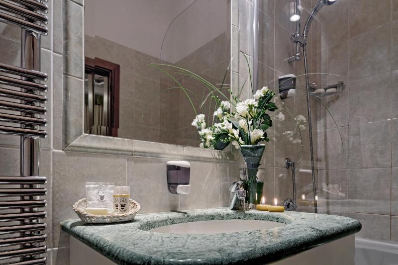 Quadruple Room image 2