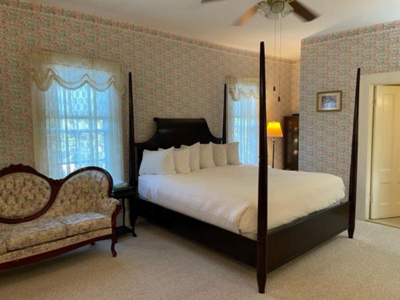 Deluxe Double or Twin Room image 4