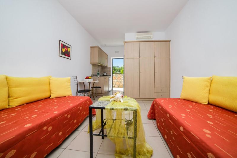 Superior One-Bedroom Apartment image 3