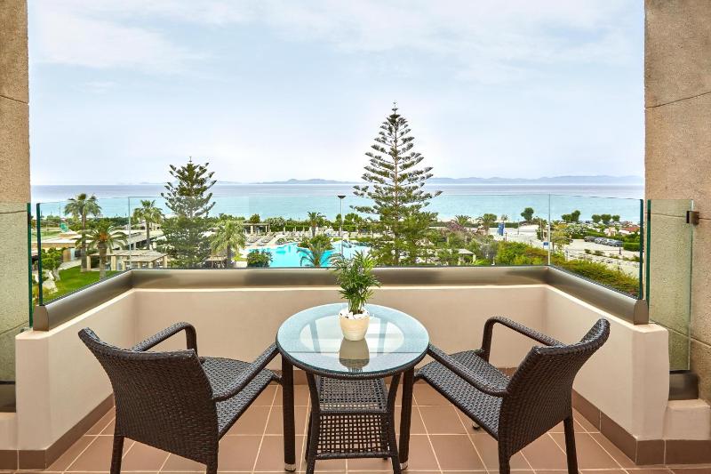 Premium King Room with Balcony and Sea View image 4