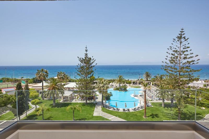 Premium King Room with Balcony and Sea View image 3