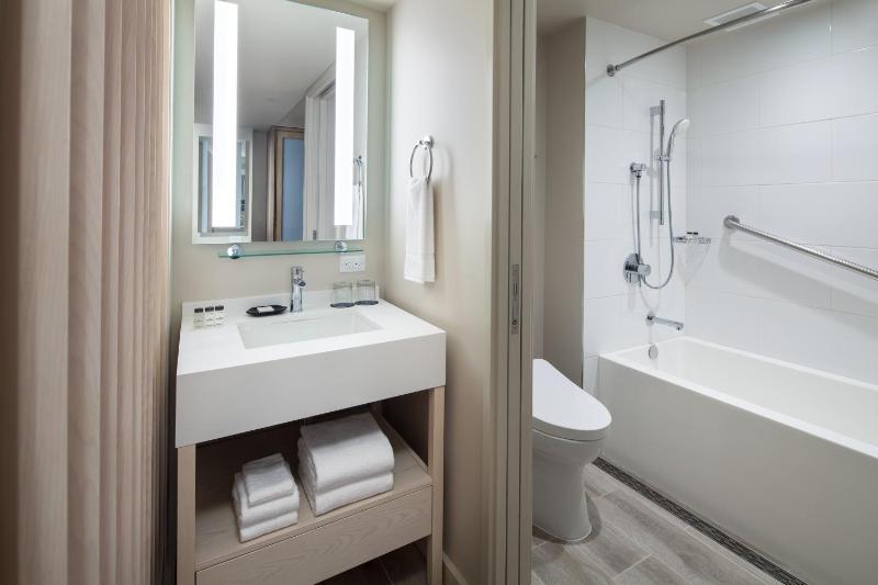 *Newly Renovated* City View King, Guest room, 1 King, City view image 4