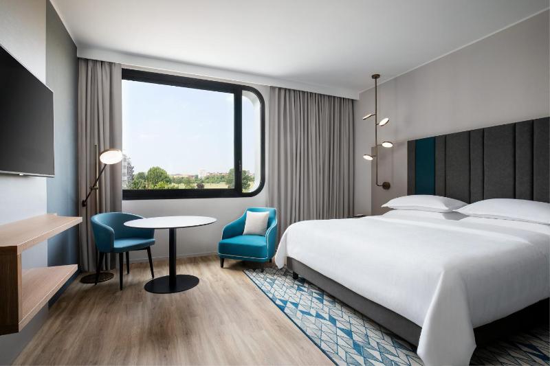 Superior King Room image 4