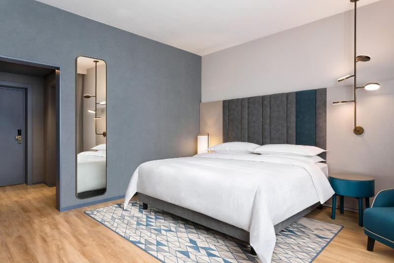 Superior King Room image 3