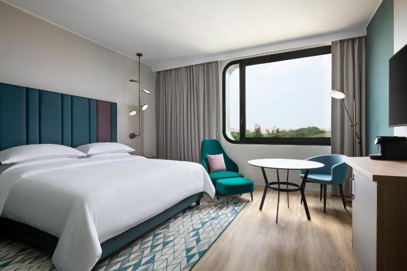 King Room with Club Lounge Access image 1