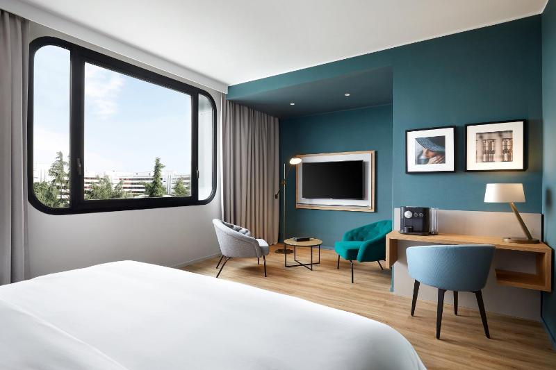 One-Bedroom Junior Suite - Club Lounge Access image 1