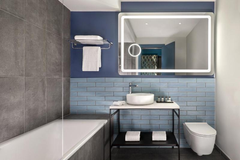 King Room with Club Lounge Access image 4