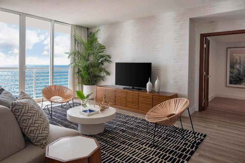 Presidential Suite, 1 King, Ocean view, Corner room image 1