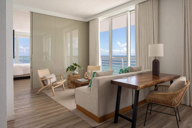 Hospitality Suite, 1 King, Ocean view, Corner room image 3