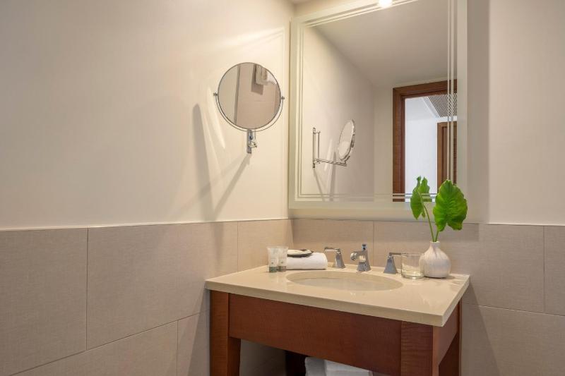 Hospitality Suite, 1 King, Ocean view, Corner room image 2