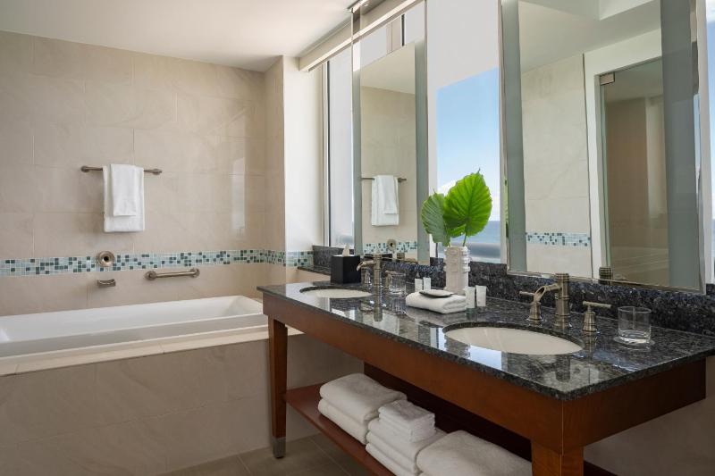 Presidential Suite, 1 King, Ocean view, Corner room image 2