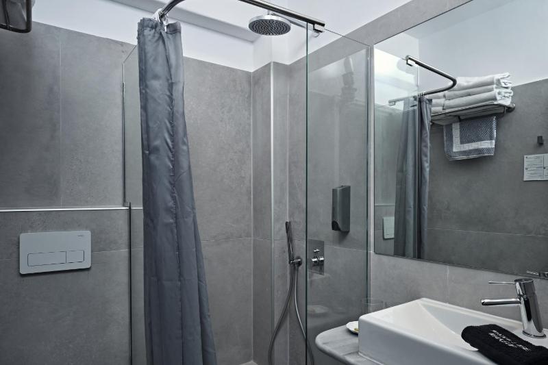 Quadruple Room with Garden View image 2