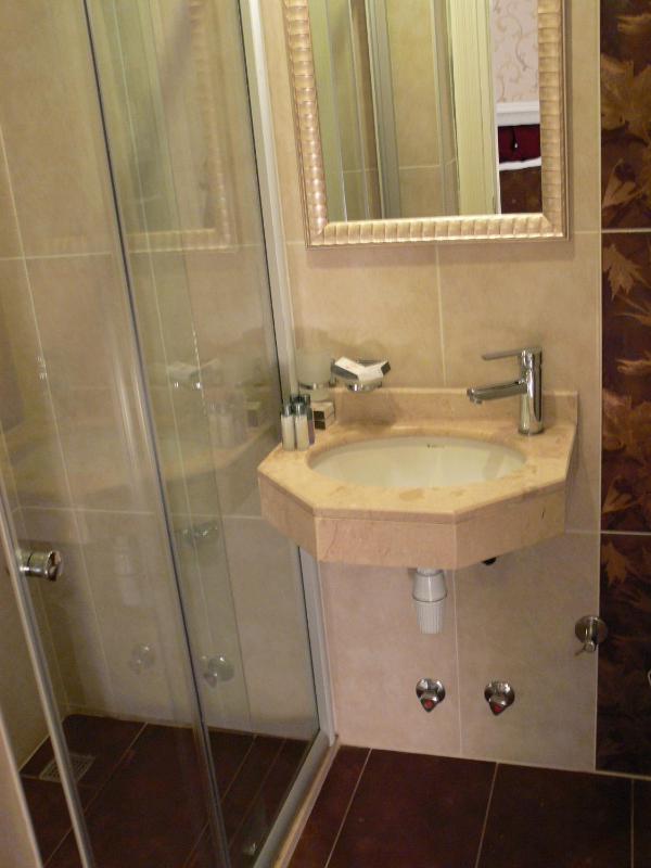 Budget Double Room image 2