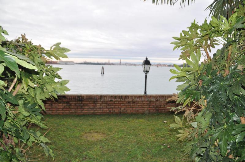 Suite with Private Garden Lagoon View  image 4