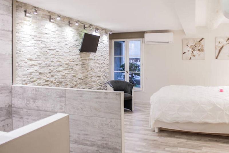 Deluxe Double Room image 2