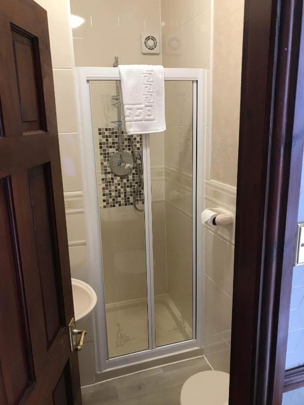 Deluxe Double Room with Shower image 2