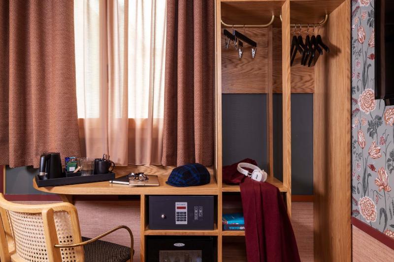 Classic Double Room image 3