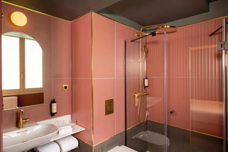 Classic Double Room image 4