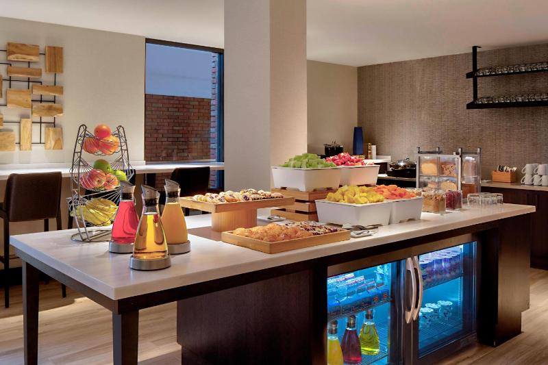 Executive King Room - Club Lounge Access image 2