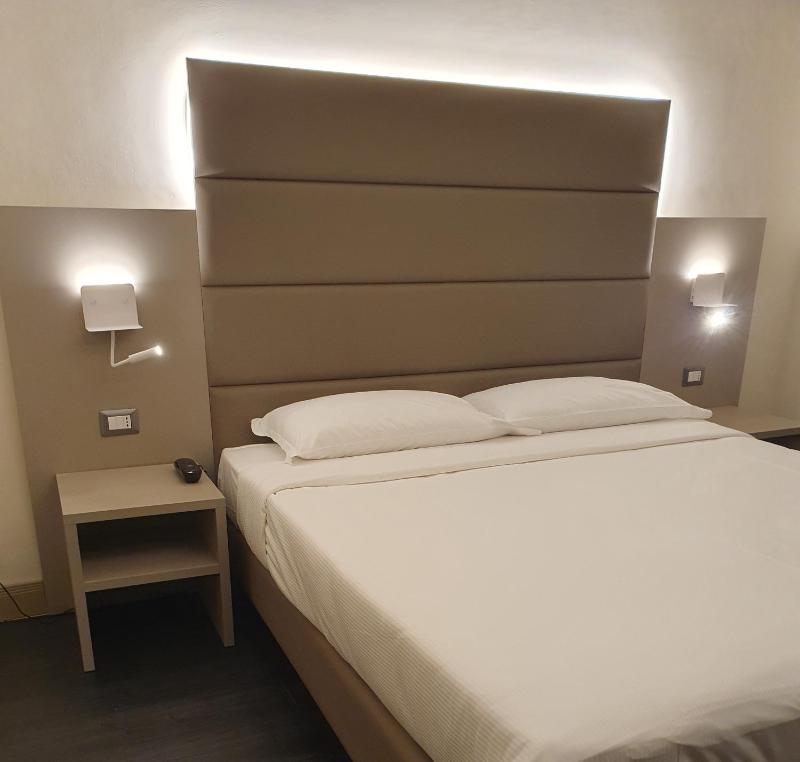 Classic Double or Twin Room image 3
