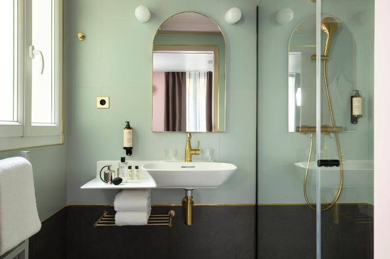 Deluxe King Room image 4