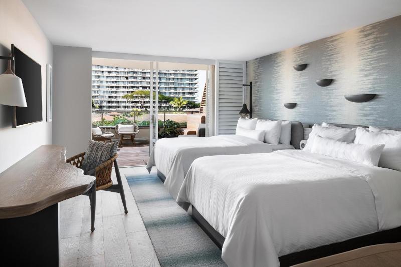 Hokupa’a Extended Lanai – Guest Room with Two Queen Beds image 1