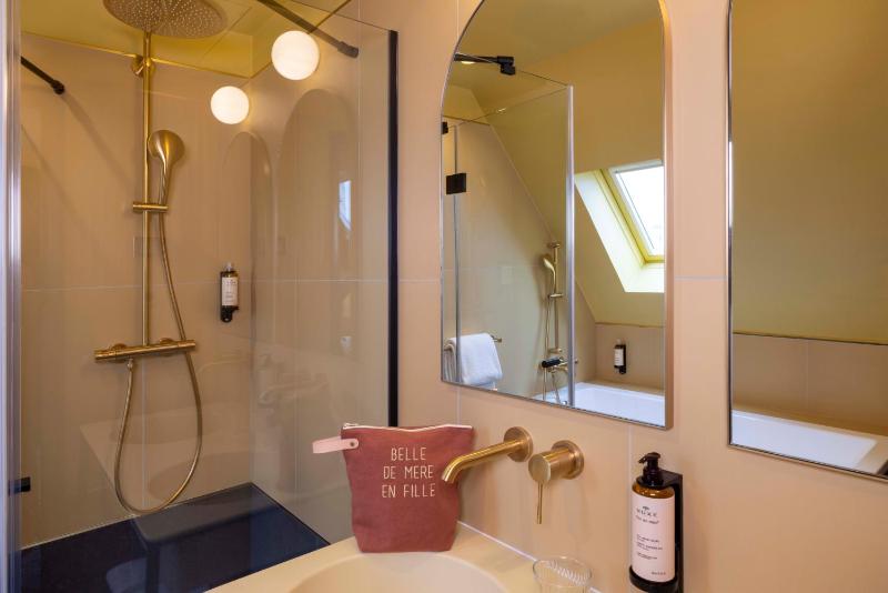 Junior King Suite with Sofa Bed image 2