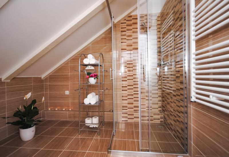 Quadruple Room with Shower image 3