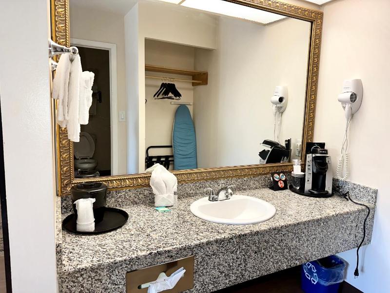 Suite with One Bathroom image 2