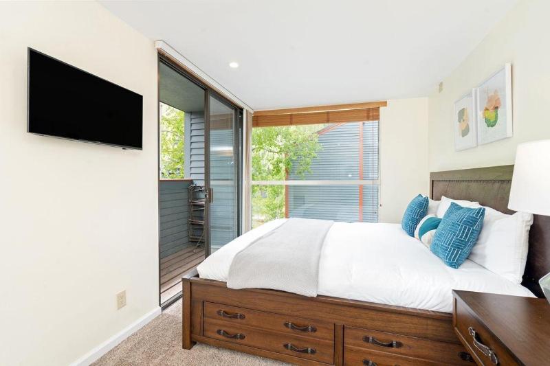 Space for All! Close to Lift 7 Fireplace Hot Tub condo - image 15