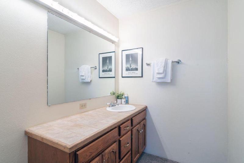 Space for All! Close to Lift 7 Fireplace Hot Tub condo - image 12