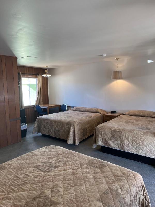 Triple Room with Three Queen Beds image 4