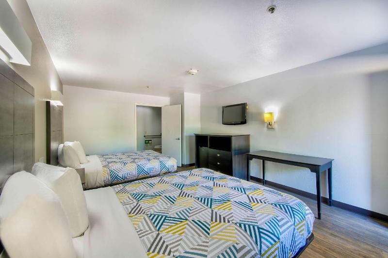 Queen Room with Two Queen Beds - Disability Access - Non-Smoking image 2