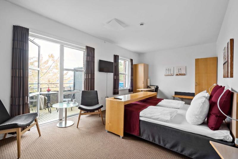 Junior Suite with King Bed and Whirlpool - Balcony/Non-Smoking image 1