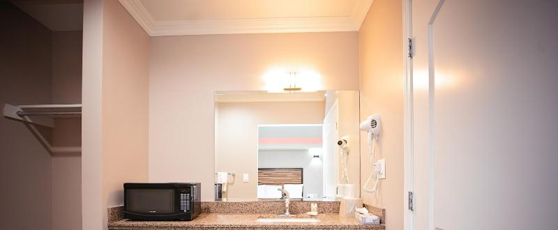 Queen Room - Non-Smoking image 3